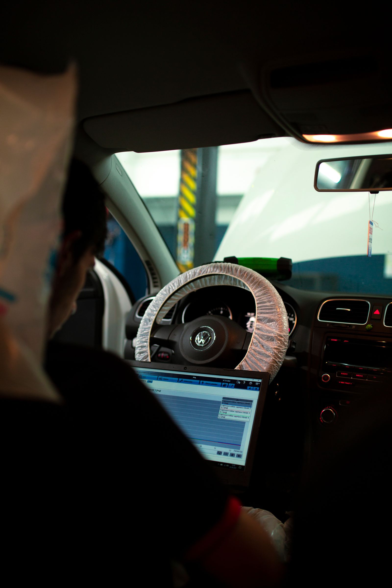Laptop met voertuigsoftware in een auto