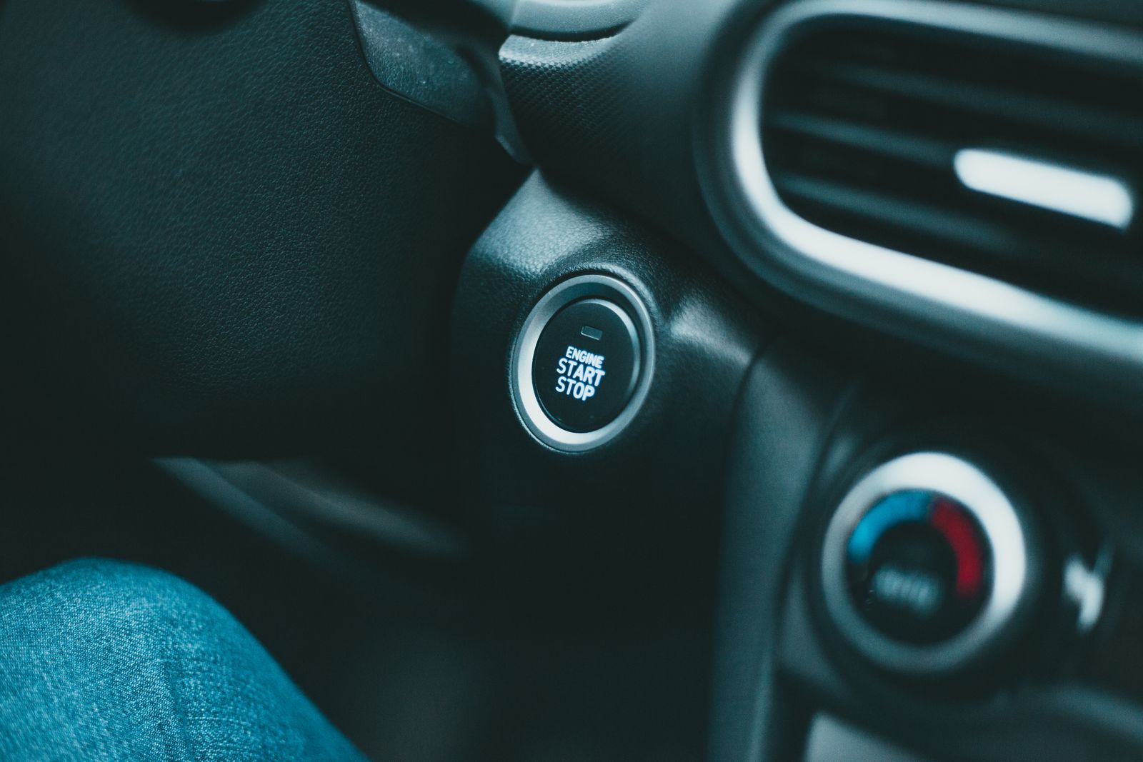 Detail van dashboardbediening met een motorstartknop